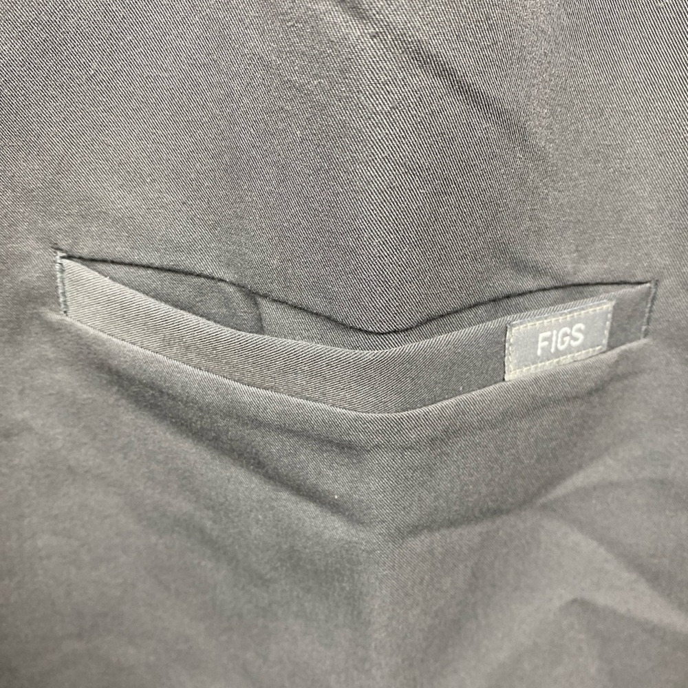 FIGS Technical Collection Women’s Scrub Catarina Top Gray 2 Pockets Medium - Picture 5 of 7